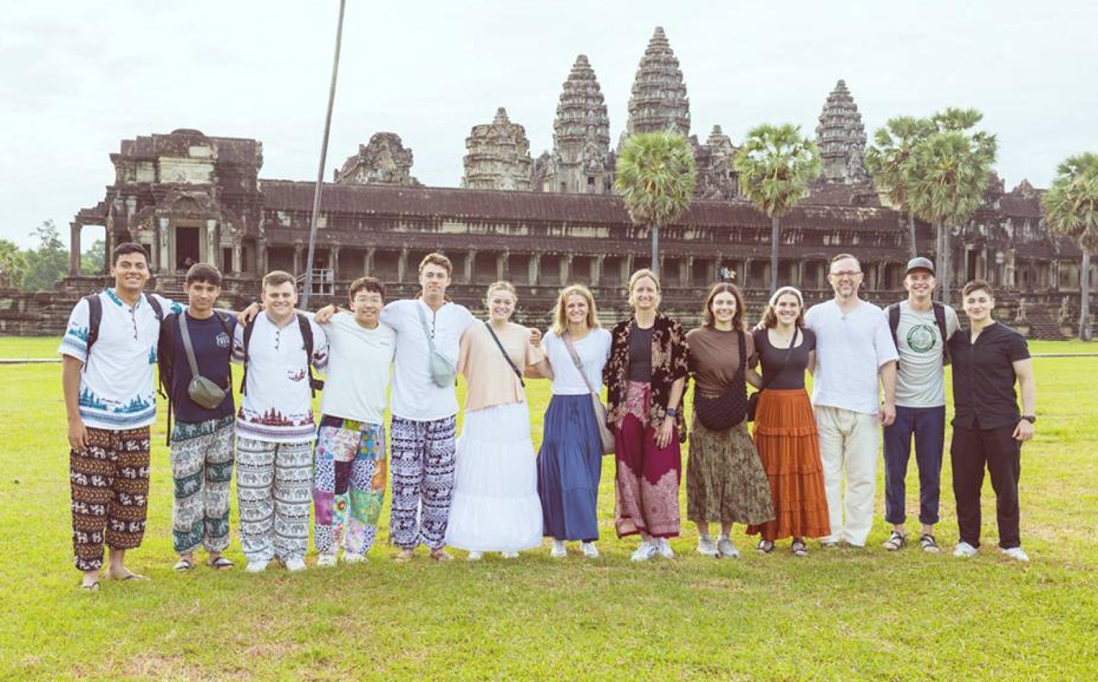 カンボジアでアンコールワットを訪れた多国籍なボランティアたち